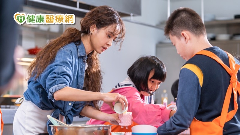 咖啡杯套結合罕病病友畫作 照亮夢想及希望