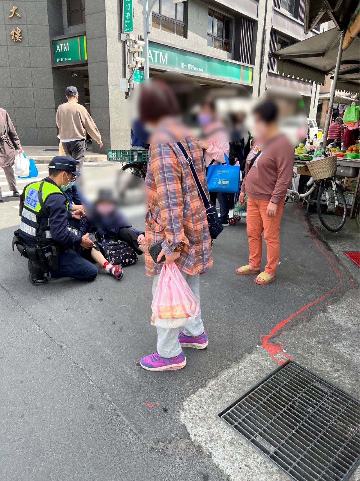 熱心民眾趨前關心