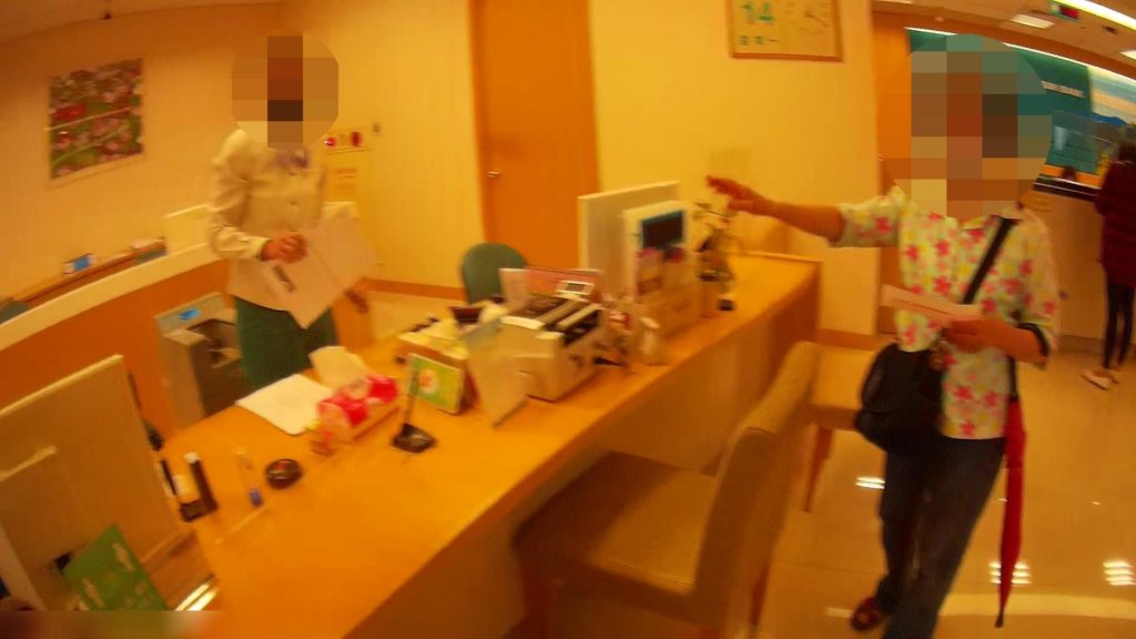 員警陪同婦人前往銀行存款