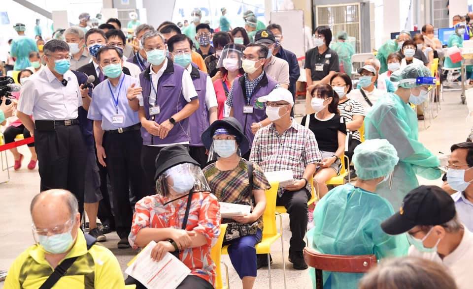 長輩轟領毋疫苗千元禮券 蔡炳坤:配合中央政策到10日 76 蔡炳坤