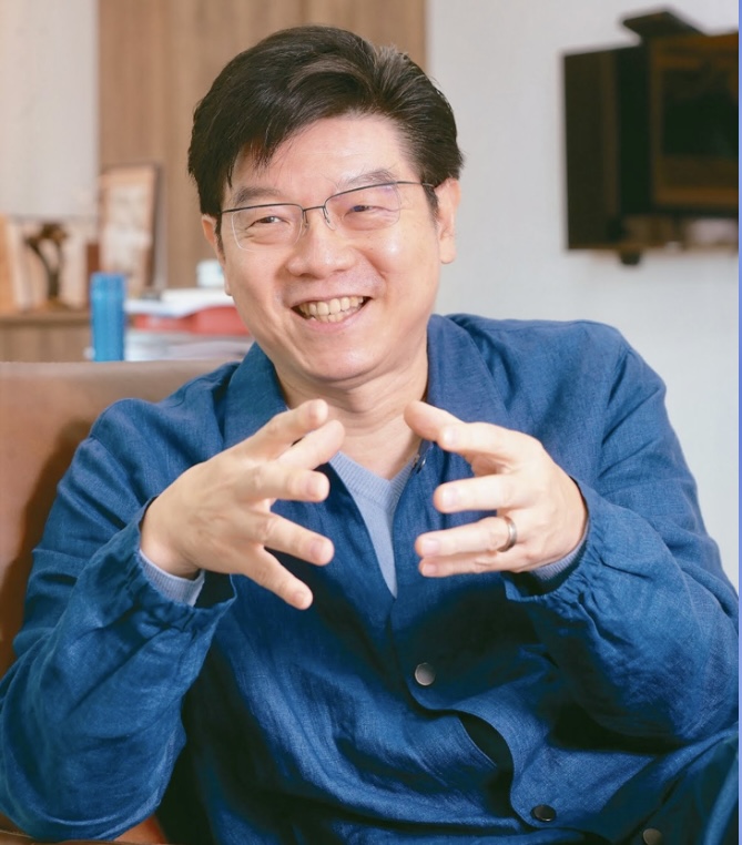 圖片說明：前壹週刊總編輯裴偉｢率團進駐｣鏡週刊，並在很短的時間內重新展露頭角。（圖/翻攝自網路資料）