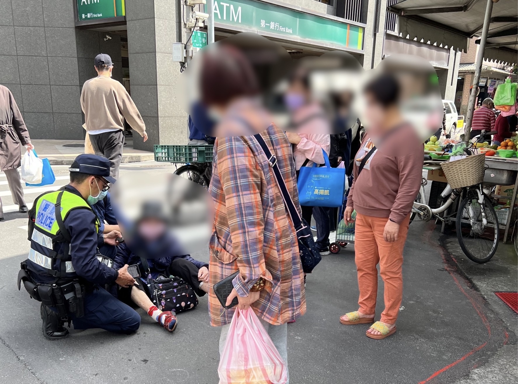 圖片說明:木柵派出所警員張競護送突然路倒的老阿嬷就醫。(記者趙靜姸翻攝)