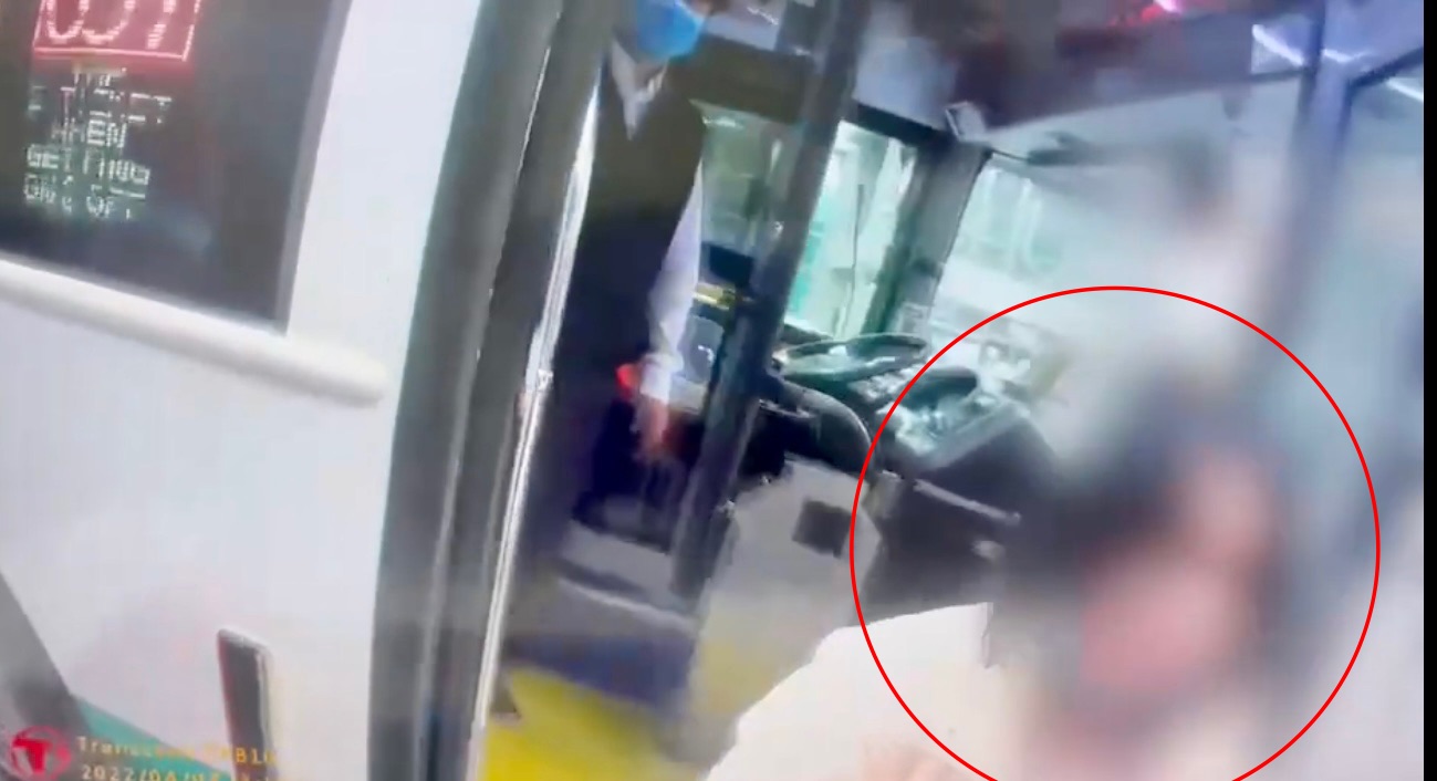 圖片說明:女子坐公車不遵守防疫規定又屢勸不聽,公車司機只好開至派出所報案。(記者趙靜姸翻攝)