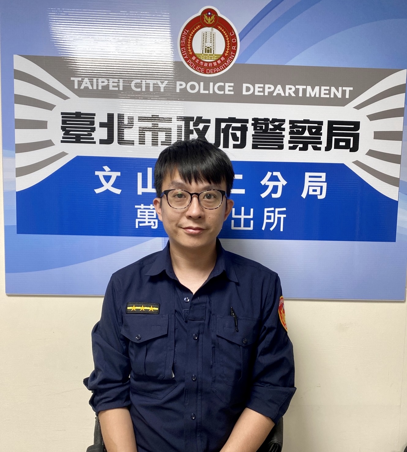 圖片說明:萬盛所員警鍾政倫專業過濾比對監視影像速尋回失竊車。(記者趙靜姸翻攝)