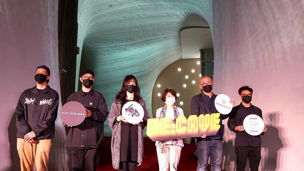 歌劇院「光之曲幕」《RE:CAVE》宣告記者會,出席貴賓合影。(圖/陳惠玲攝影)
