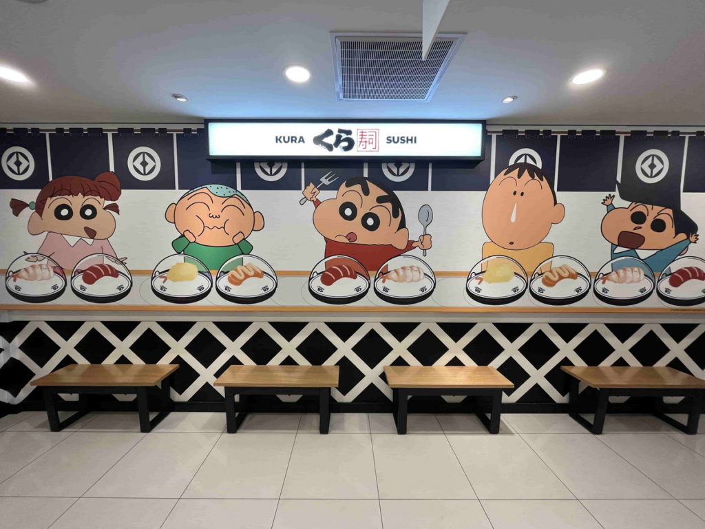 一走進藏壽司小新中山南西特色聯名店，就能看見春日部防衛隊的主角們正在大啖壽司