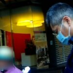 ▲老翁出門迷途，騎著機車呆立民權路旁，員警先將人車帶回派出所休息 (圖/台中市警察局 提供)
