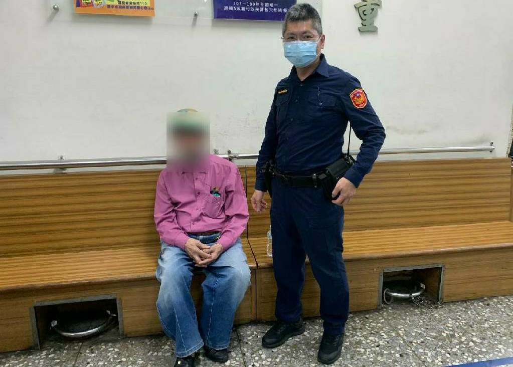 ▲警方查詢老翁騎乘之機車車牌，順利查出老翁身分，並連絡到家屬   (圖/台中市警察局 提供) 