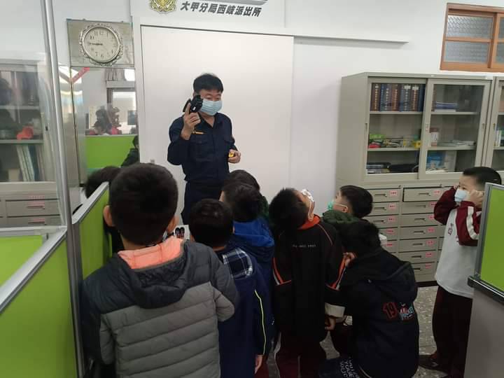 ▲小朋友仔細地聆聽警察叔叔解釋各項警用裝備和宣導行人交通及婦幼安全觀念 (圖/台中大甲分局 提供)
