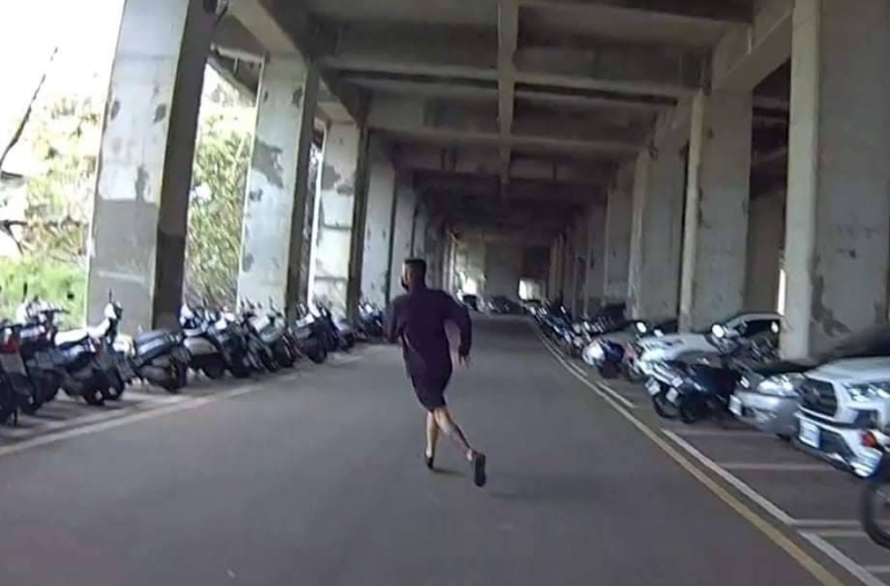 通緝犯拔腿狂奔　後龍大山警追近百公尺成功逮捕歸案
