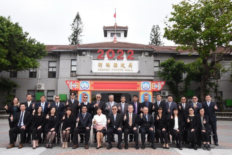 澎湖縣府參議吳財興榮退 賴峰偉頒贈「懋績長留」獎牌