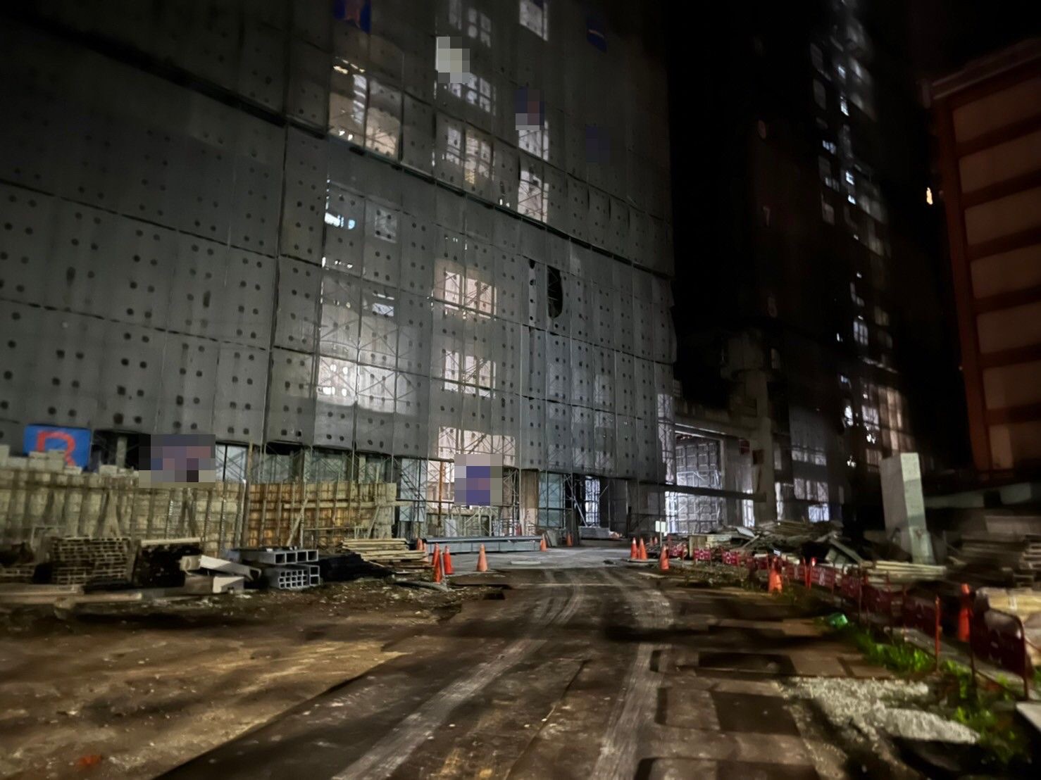 圖片說明:汐止區一建築工地於3月間多次遭竊,汐止所員警獲報埋伏逮捕竊賊。(記者馬治薇翻攝)