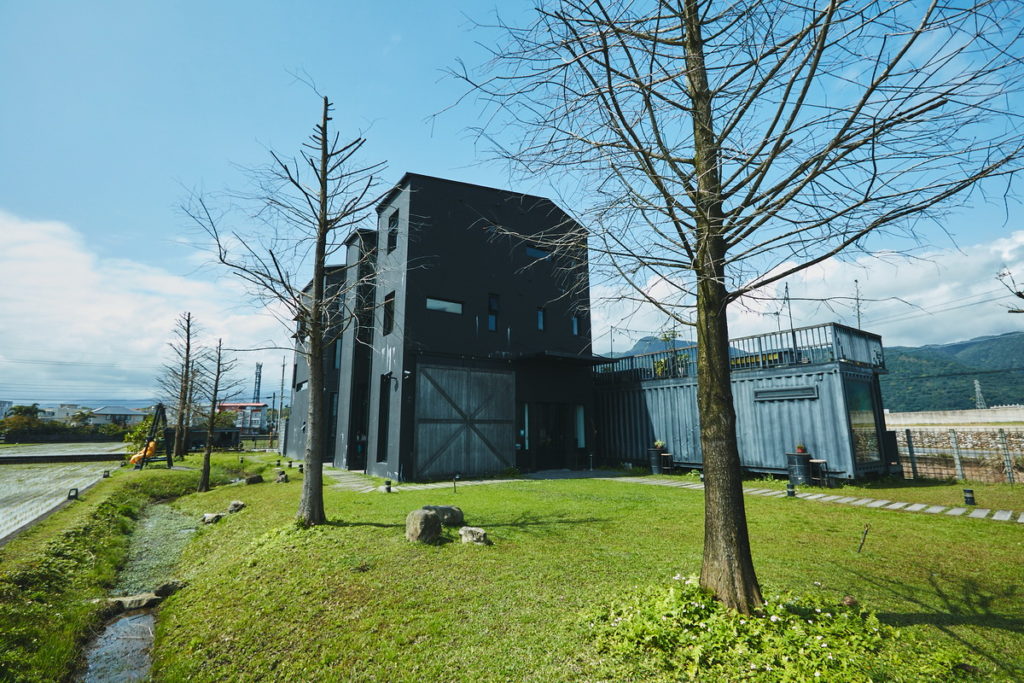 宜蘭黑宅-隱身在田野裡的高質感咖啡館