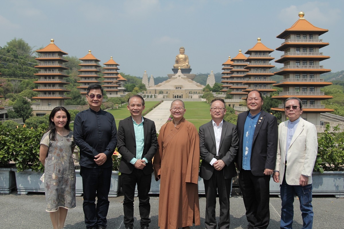 左起：台灣工藝發展協會代表張惠英老師、台灣工藝聯盟總召陳啟村、國立臺灣工藝研究發展中心主任張仁吉、佛光山佛陀紀念館館長如常法師、國立臺灣工藝研究發展中心副主任江瑞燐、頂極工藝協會理事長葉志誠及台灣工藝之家協會理事長王龍德，合影（圖/工藝中心提供）