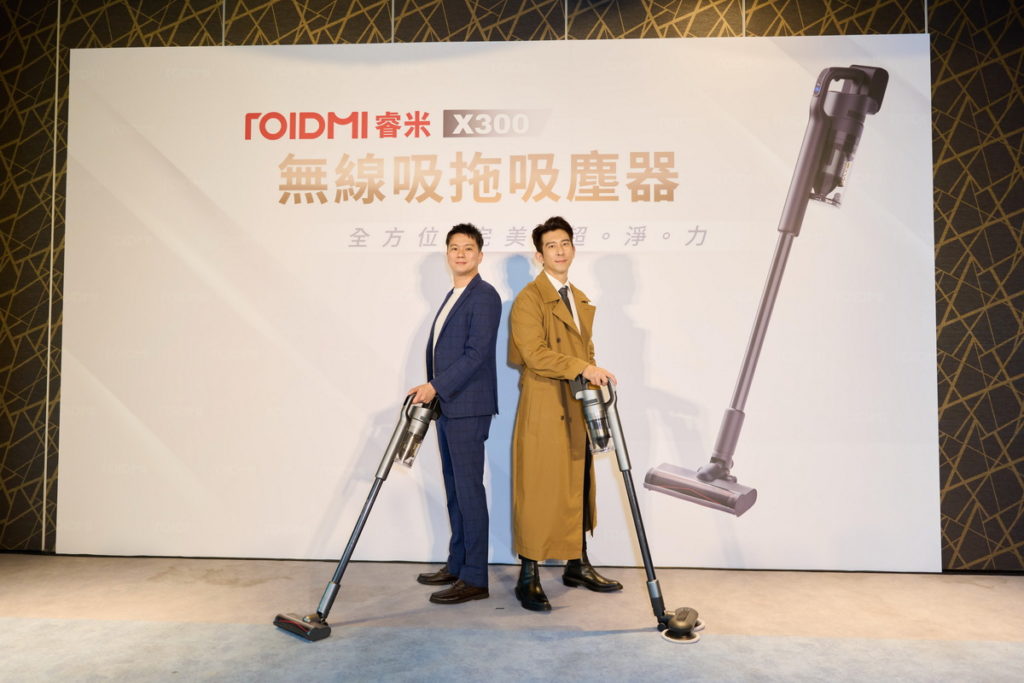 睿米X300無線吸拖吸塵器強勢登台 ,攜手品牌年度代言人國民暖爸修杰楷,一同為年度最受矚目的清潔家電新品登台揭開序幕!(由左至右)創家公司總經理劉至軒、品牌年度代言人修杰楷