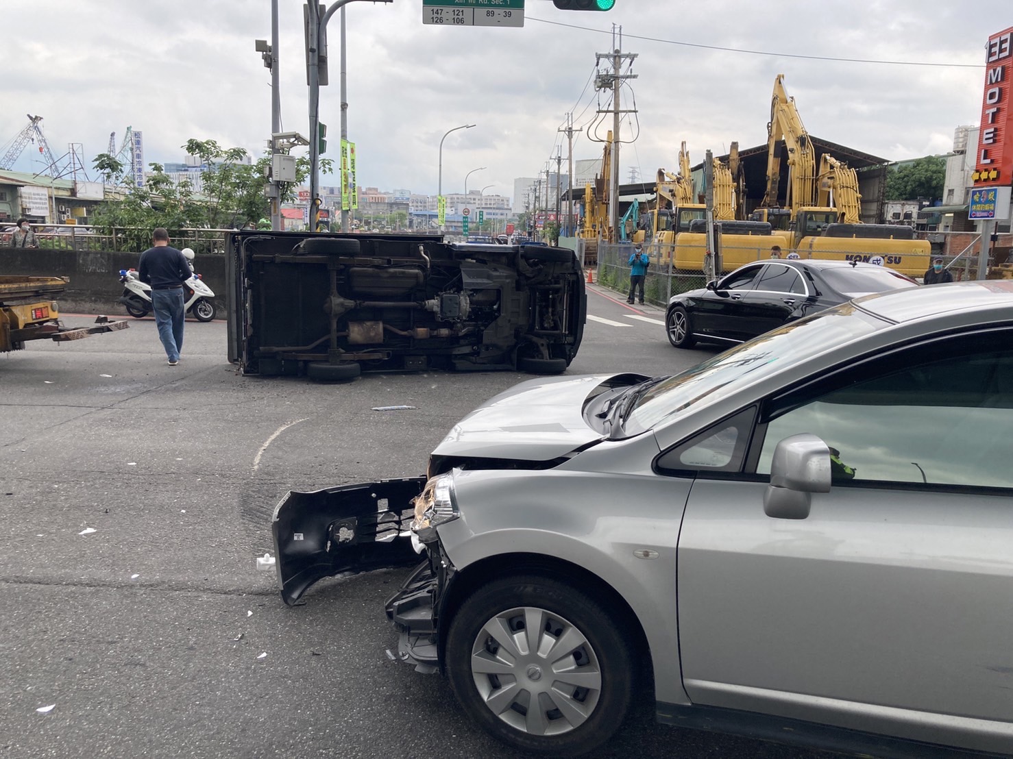 圖片說明:新北巿泰山區發生一起小貨車遭撞翻覆事故。(記者趙靜姸翻攝)