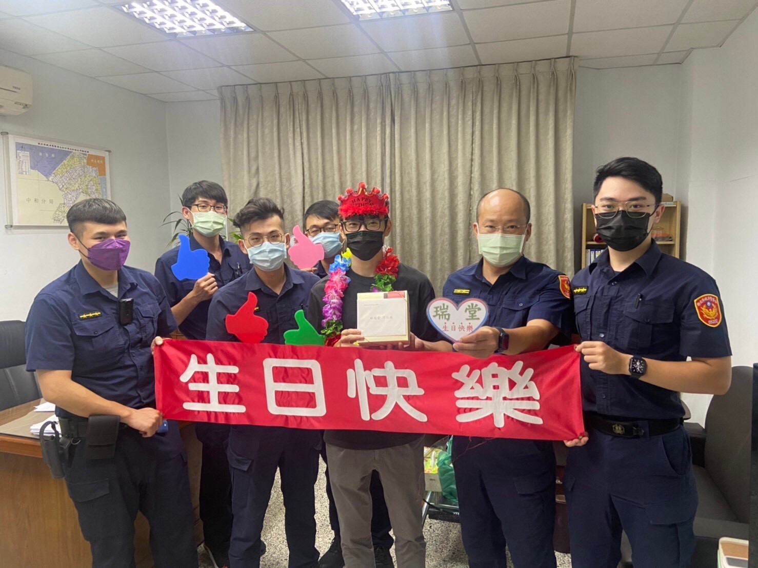 圖片說明：永和分局長陳保安親贈生日蛋糕及卡片給分局同仁。（記者馬治薇翻攝）   