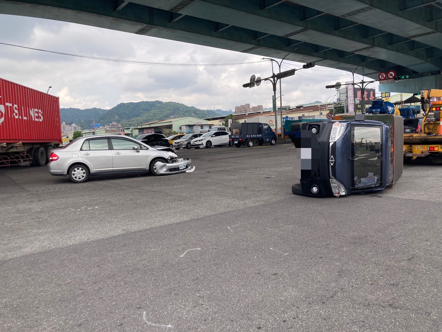 闖紅燈釀禍撞翻小貨車 警迅速排除事故恢復交通順暢