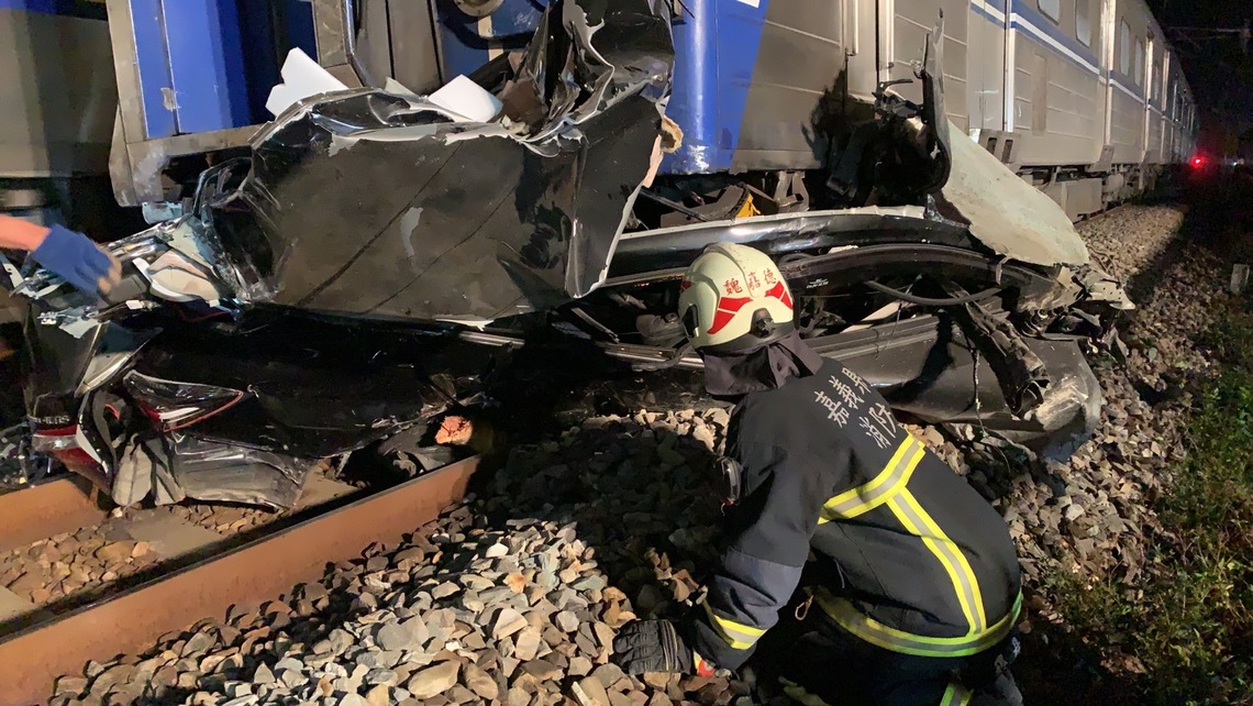 嘉義死亡車禍!小客車「飛越柵欄進鐵軌撞火車」駕駛身亡
