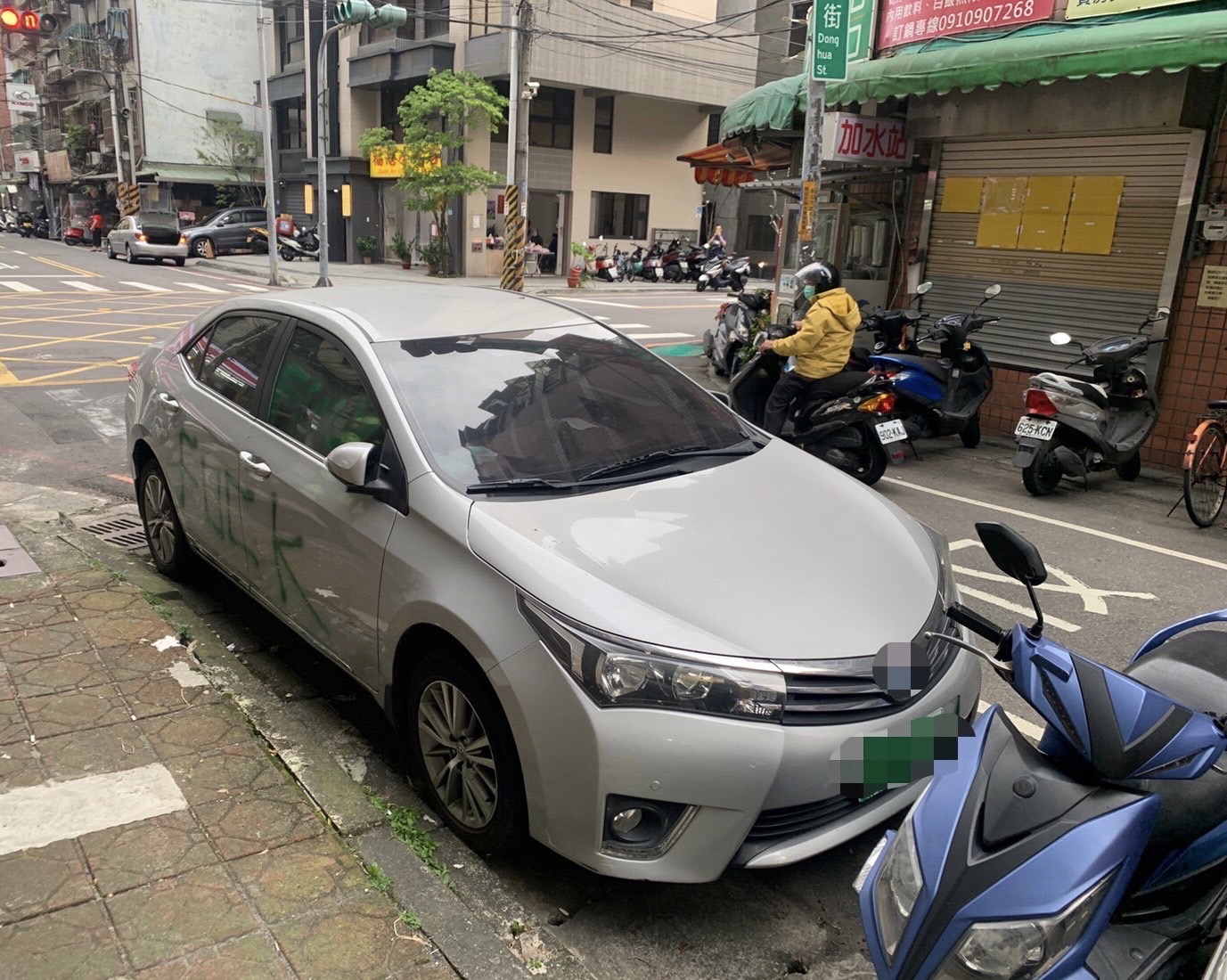 自小客車遭不明人士噴漆，導致車漆，車牌兩面，玻璃毀損 相片提供:樹林分局