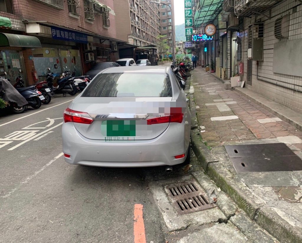 自小客車遭不明人士噴漆,導致車漆,車牌兩面,玻璃毀損 相片提供:樹林分局