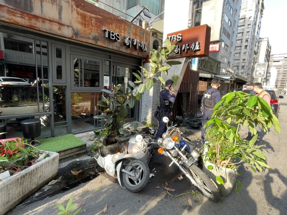 員警到達現場排除事故