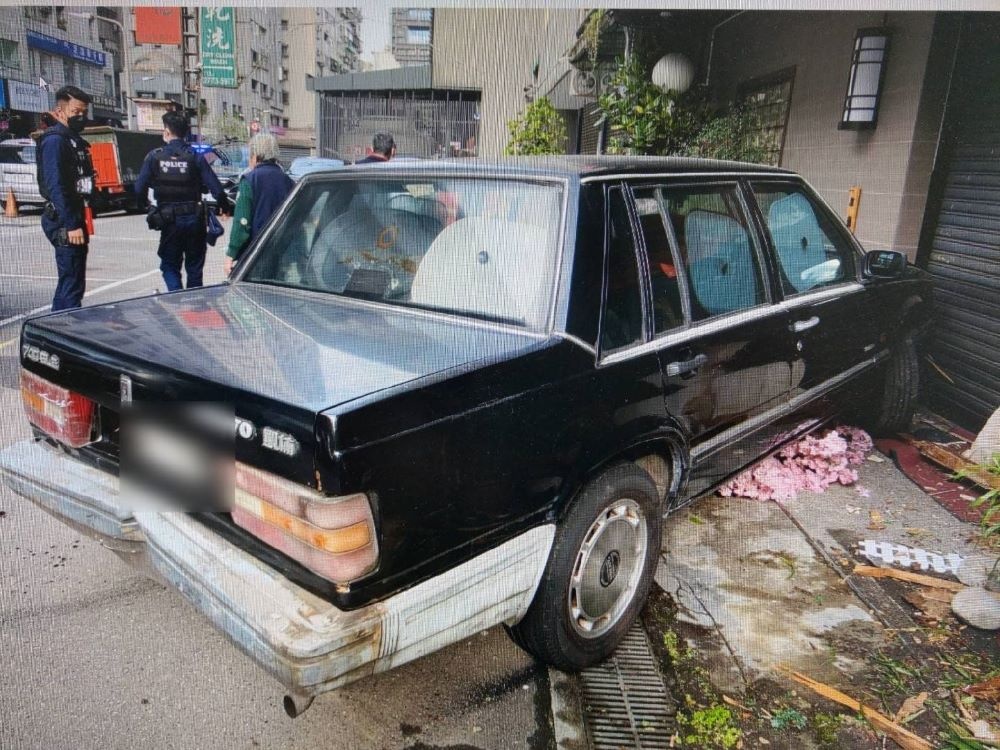 汽車衝撞民宅,所幸並無