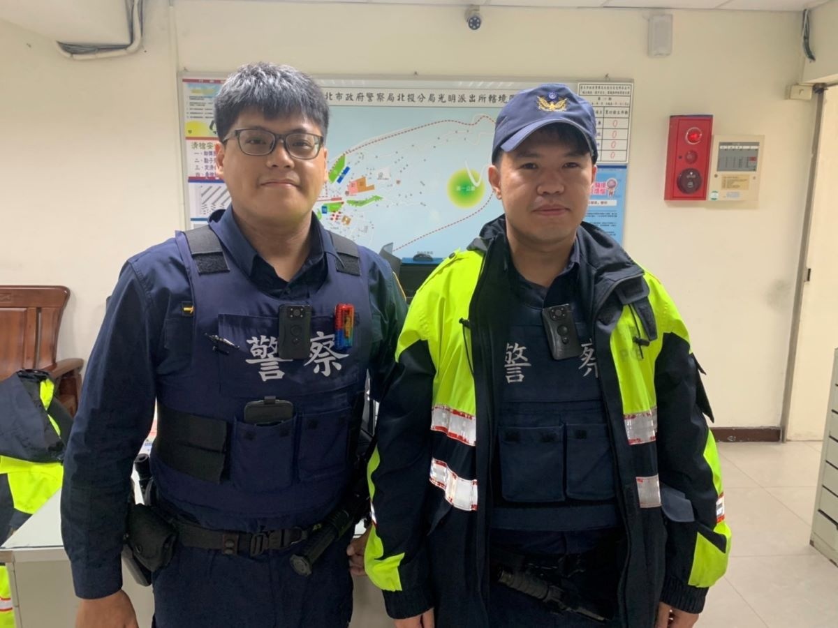 北投分局光明派出所警員汪靖淵(右)、蔡晉源(左)。