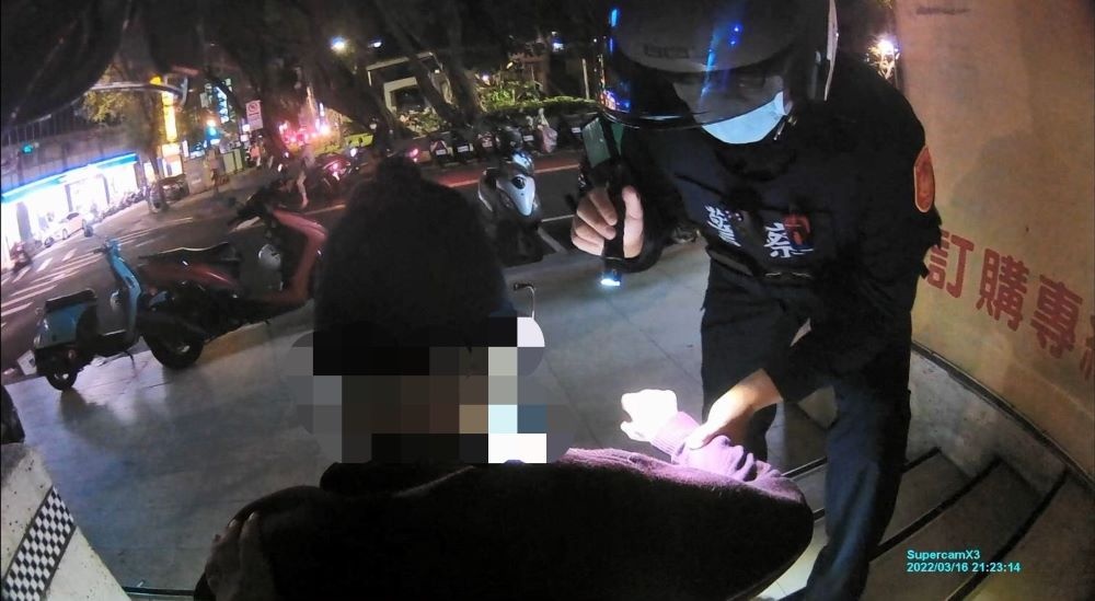 警員蔡晉源查看孫姓老翁傷勢。