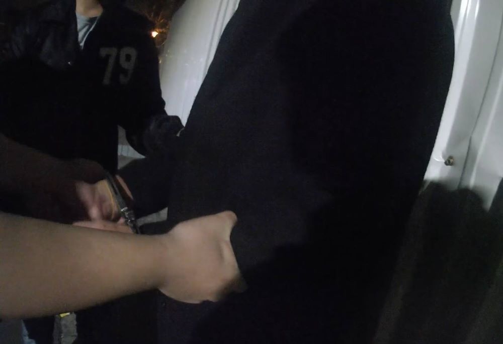 警方將陳嫌上銬逮捕