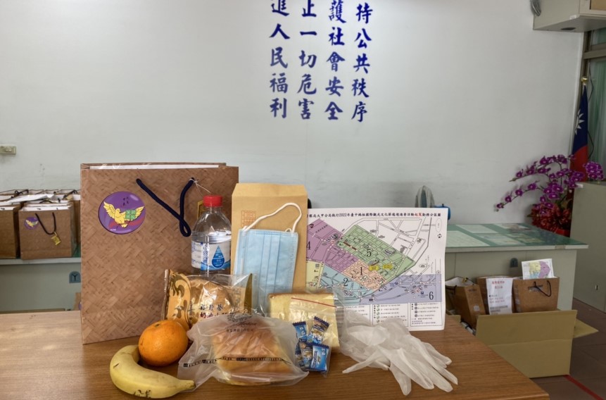 ▲「大甲藺草袋」內容豐富,麵包、水果、糕餅、能量糖果、礦泉水、防疫手套與口罩...等,一應具全 (圖/台中大甲分局 提供)