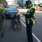▲83歲衛姓老嫗欲探視102歲老父親，吃力的手推輪椅，卻迷途在街頭 (圖/台中霧峰分局 提供)