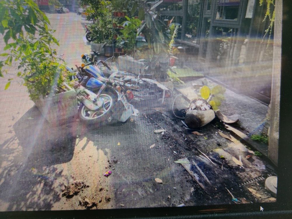 汽車衝撞民宅及2輛機車