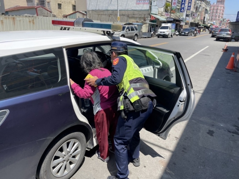 失智老婦迷失街上 警熱心關懷協助返家