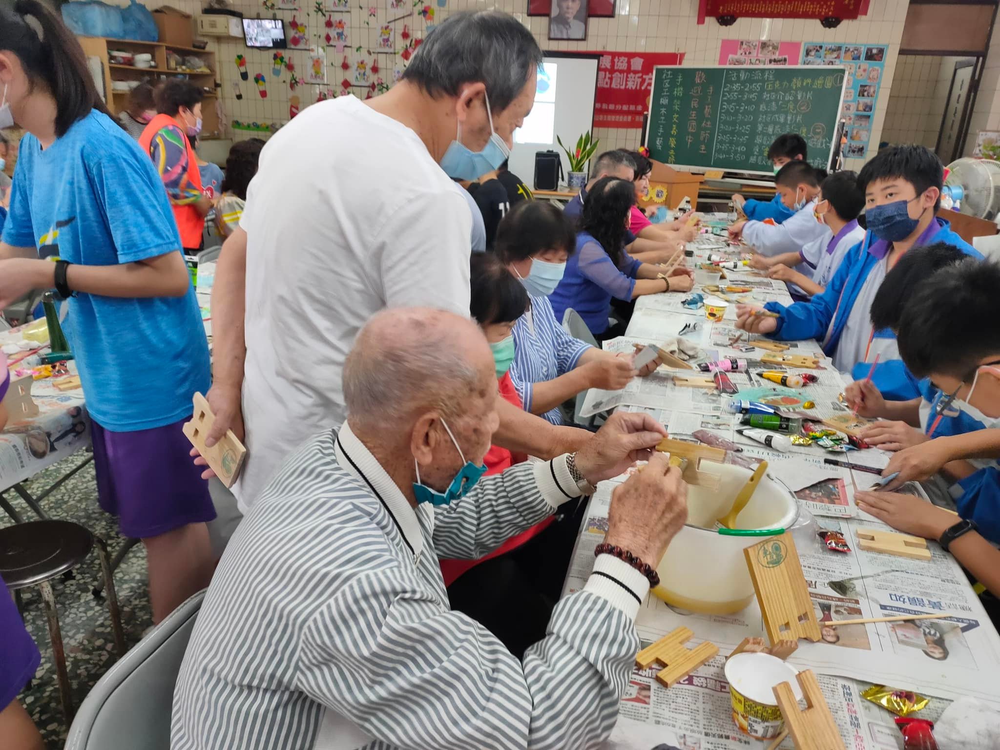 圖片說明:銀木車店木工製作長者學生一起動手其樂融融。(記者劉治強攝)