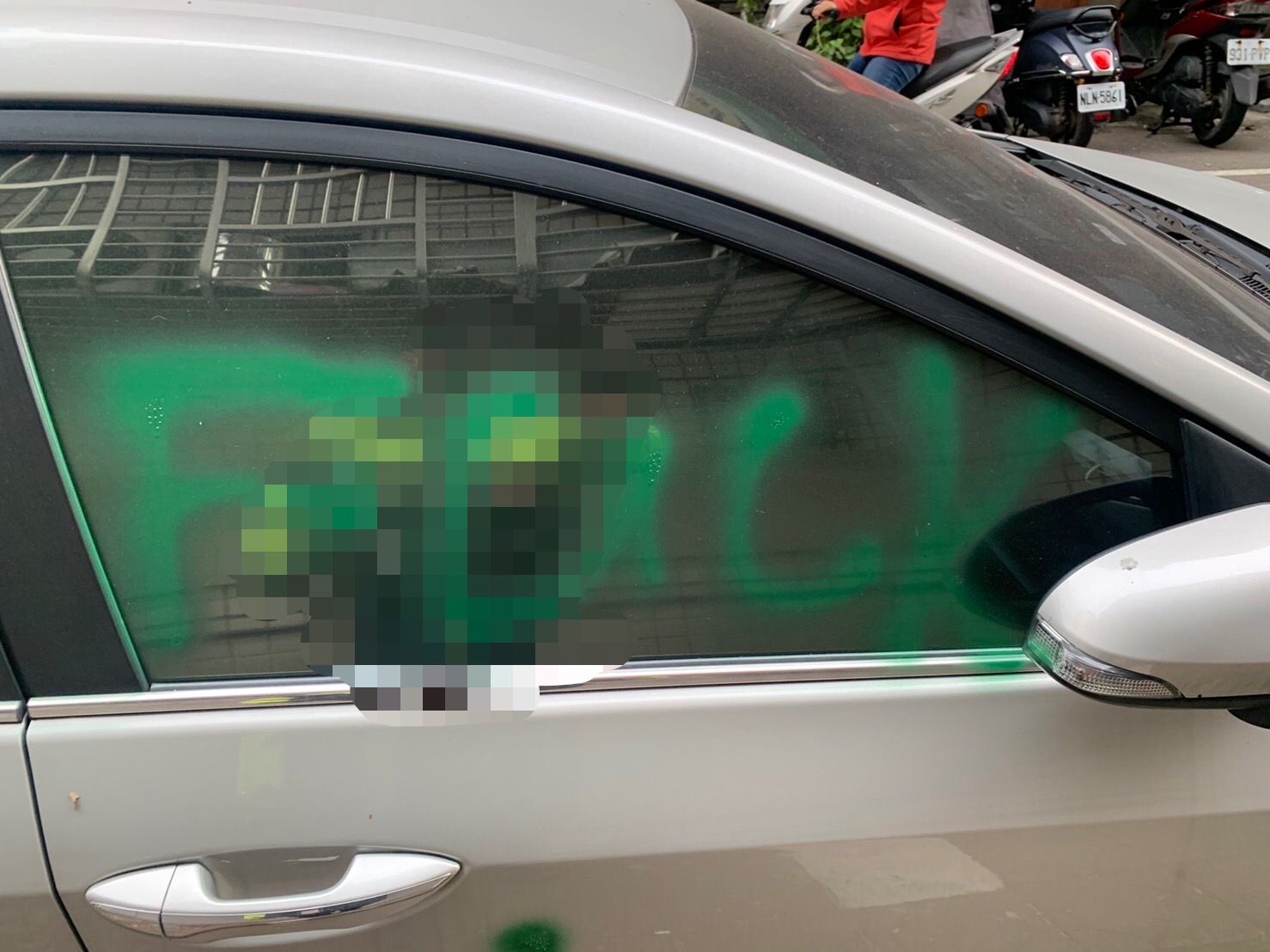 圖片說明:民眾停放路邊的汽車遭不明原因噴漆。(記者宋紹誠翻攝)