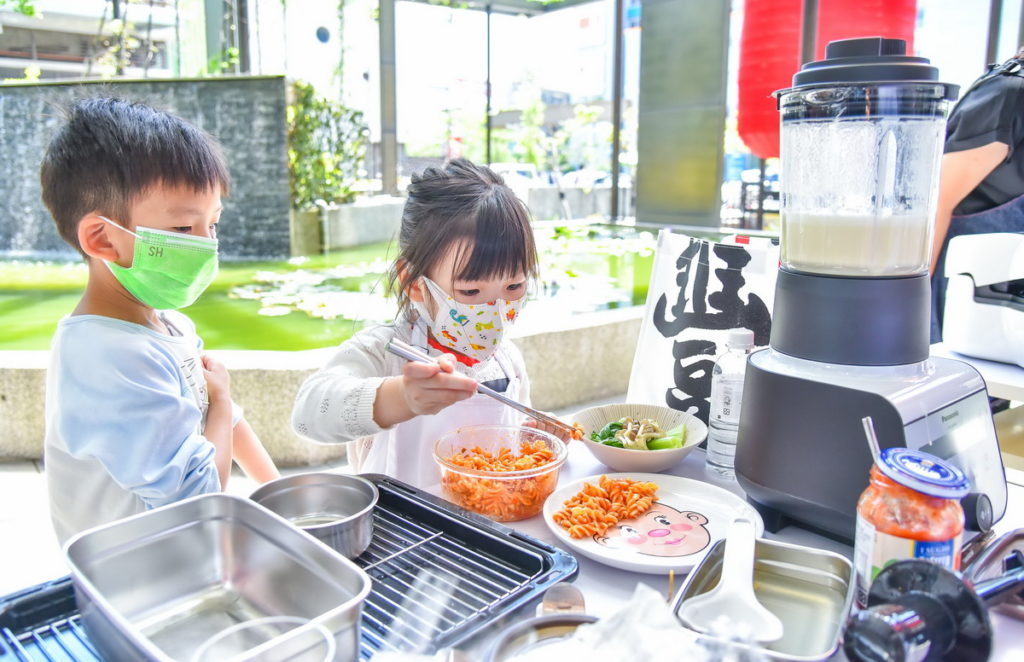 小朋友親自動手替食物進行擺盤