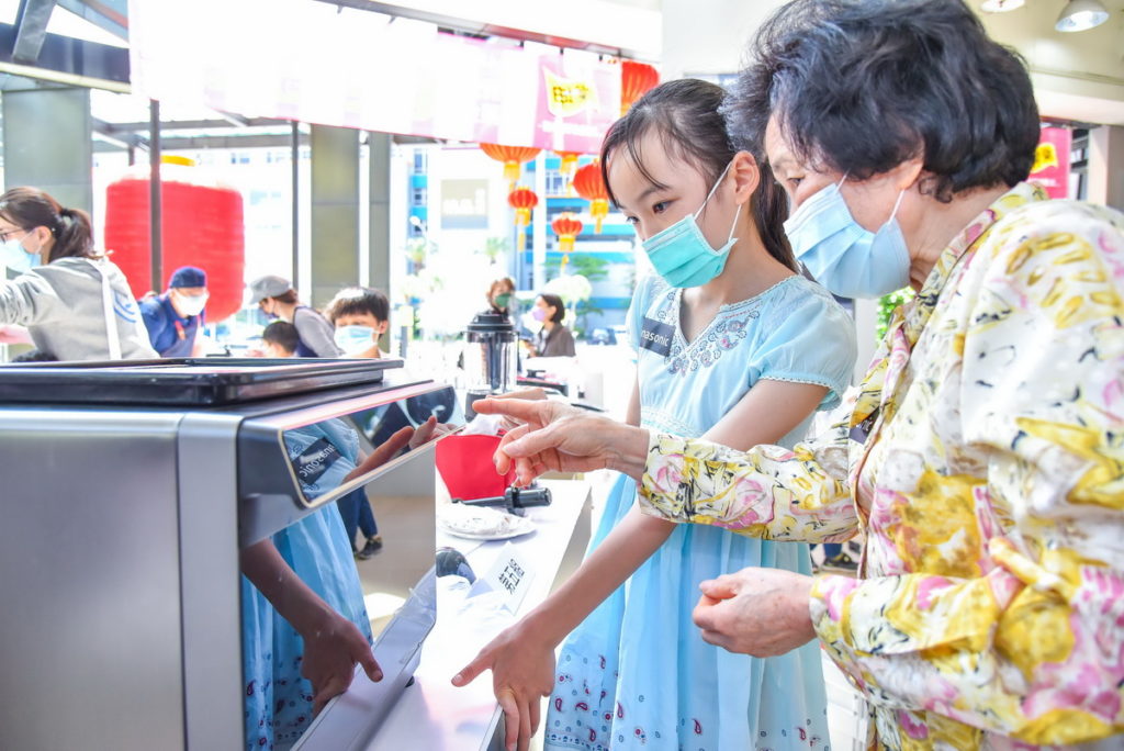 孫女與奶奶一同出賽,專注製作料理