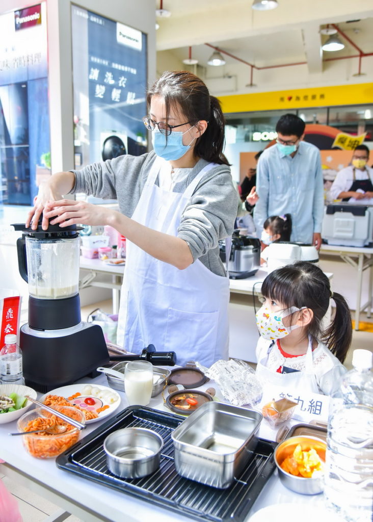 媽媽女兒一同出賽,專注製作料理