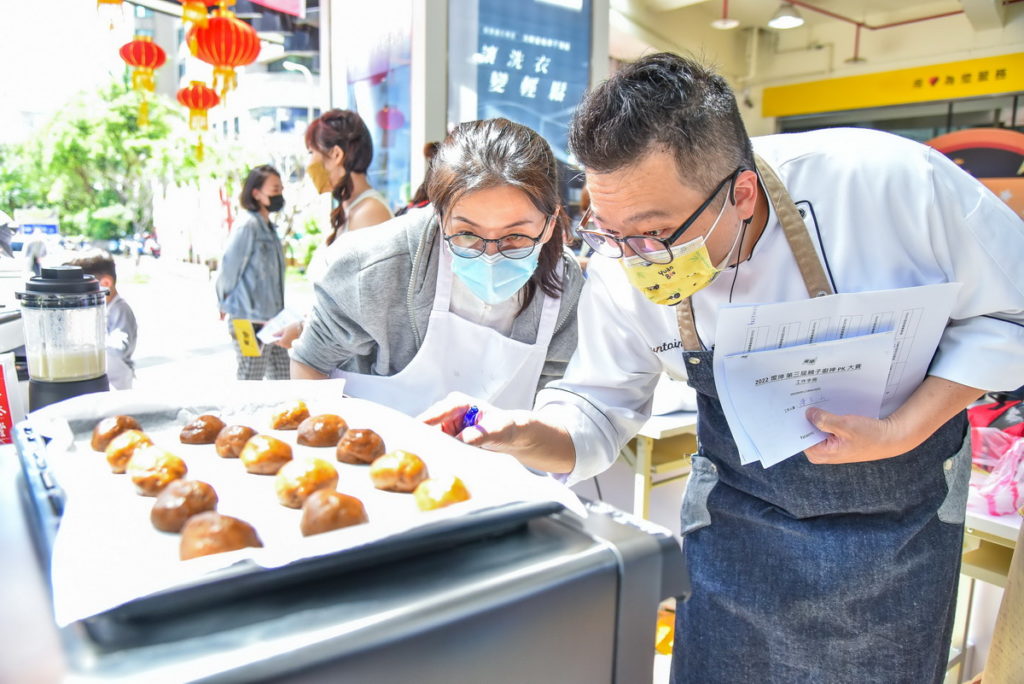 評審陳文山師傅過程中不忘叮嚀各組製作料理的小細節