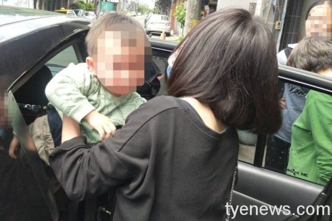 125267 林小姐開心地將兒子從車內抱出。圖:劉筱寧翻攝