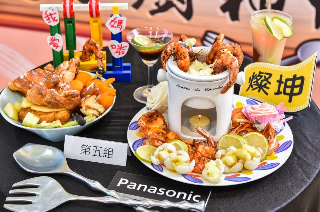 親子協力融合當季水果入菜，製作精美料理(圖片來源：燦坤提供)