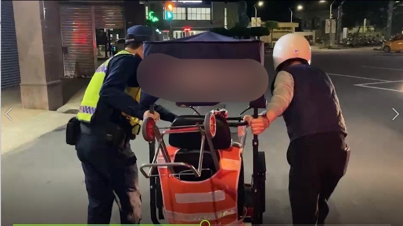 ▲員警先將故障的電動代步車推至通霄火車站的通西守望相助隊部旁暫放 (圖/苗栗縣警察局 提供)