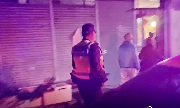 ▲員警用巡邏車載送母子兩人返家休息 (圖/苗栗縣警察局 提供)
