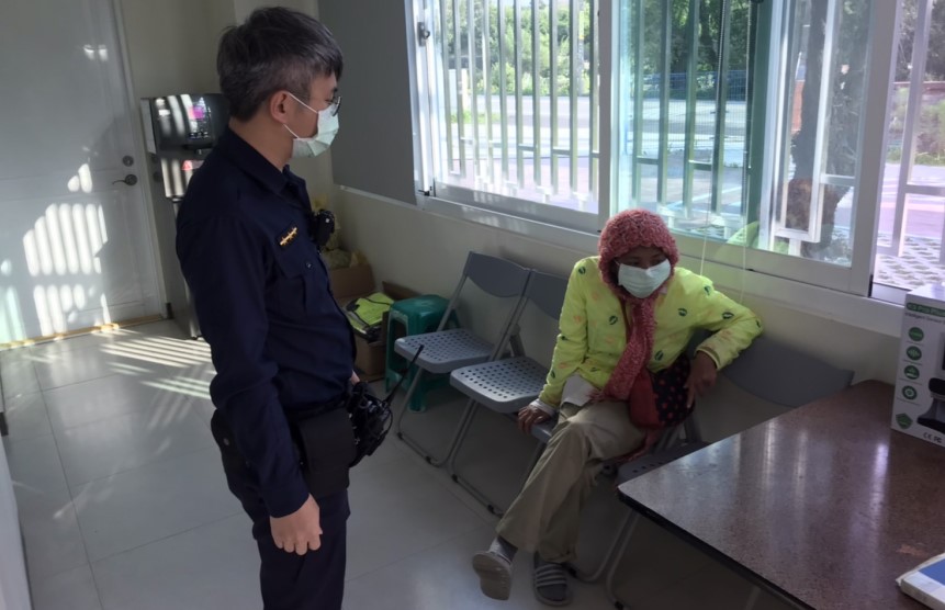 ▲由於裴女丈夫長期在外縣市工作,無法至派出所接回裴女,員警以警車載送裴女返回苑裡住處 (圖/苗栗縣警察局 提供)