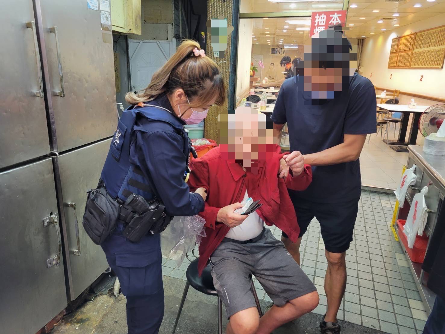 圖片說明:文聖所警員倪秀雯、李定財接獲通報有老翁走失,行動不便且患有失智症,警員主動將老伯載返住處。(記者林鈞澤翻攝)