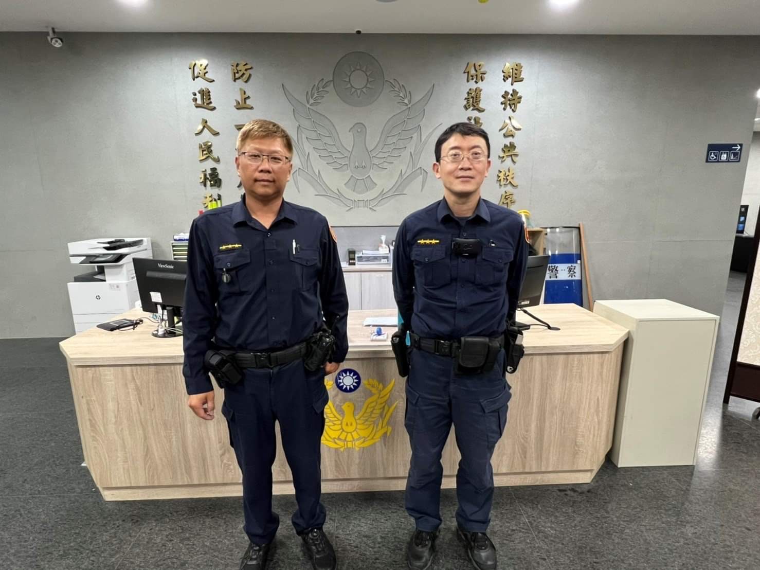圖片說明:社子派出所(圖左:警員陳立凱;圖右:警員偕楊正暉)發現老翁疑似患有重聽及失智,提供茶水及麵包並協助返家。(記者林艾錡翻攝)