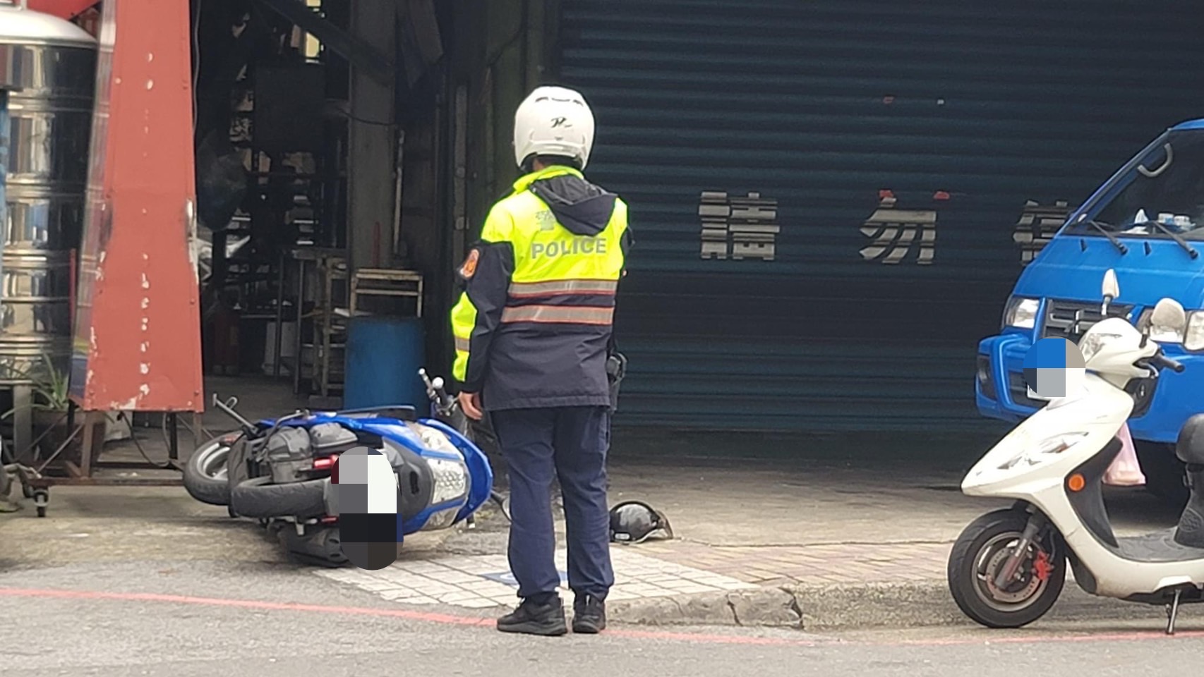 圖片說明:酒醉男沿路踹倒路邊機車,明志所電眼鎖定嫌犯。(記者趙靜姸翻攝)