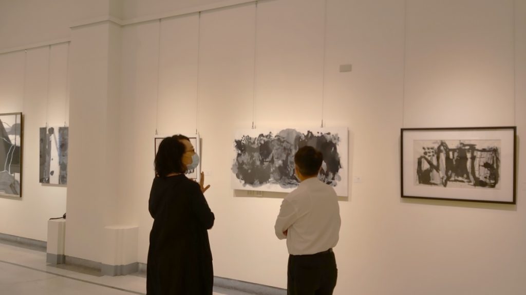 大墩文化中心主任陳文進與藝術家白育綾談水墨抽象畫。(圖/陳惠玲攝影)