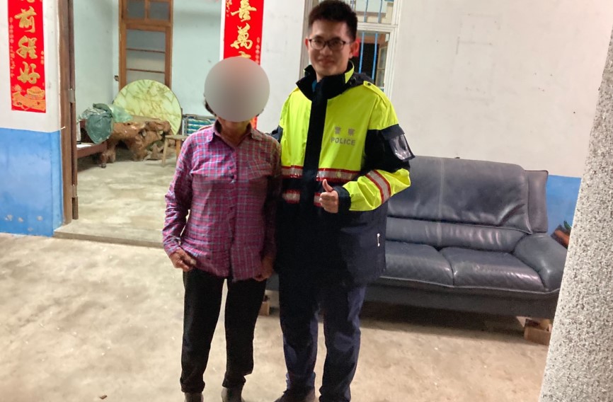 ▲警消與救難人員將採竹筍阿嬤帶返家休息,結束一場山中歴險 (圖/苗栗縣警察局 提供)
